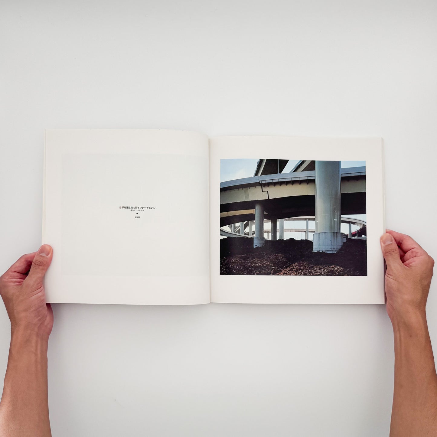 小林伸一郎『Tokyo Bay Side』。1980年代の東京湾岸に広がる工場、建設現場、解体を待つ設備などを大型カメラで撮影した1991年刊の写真集。