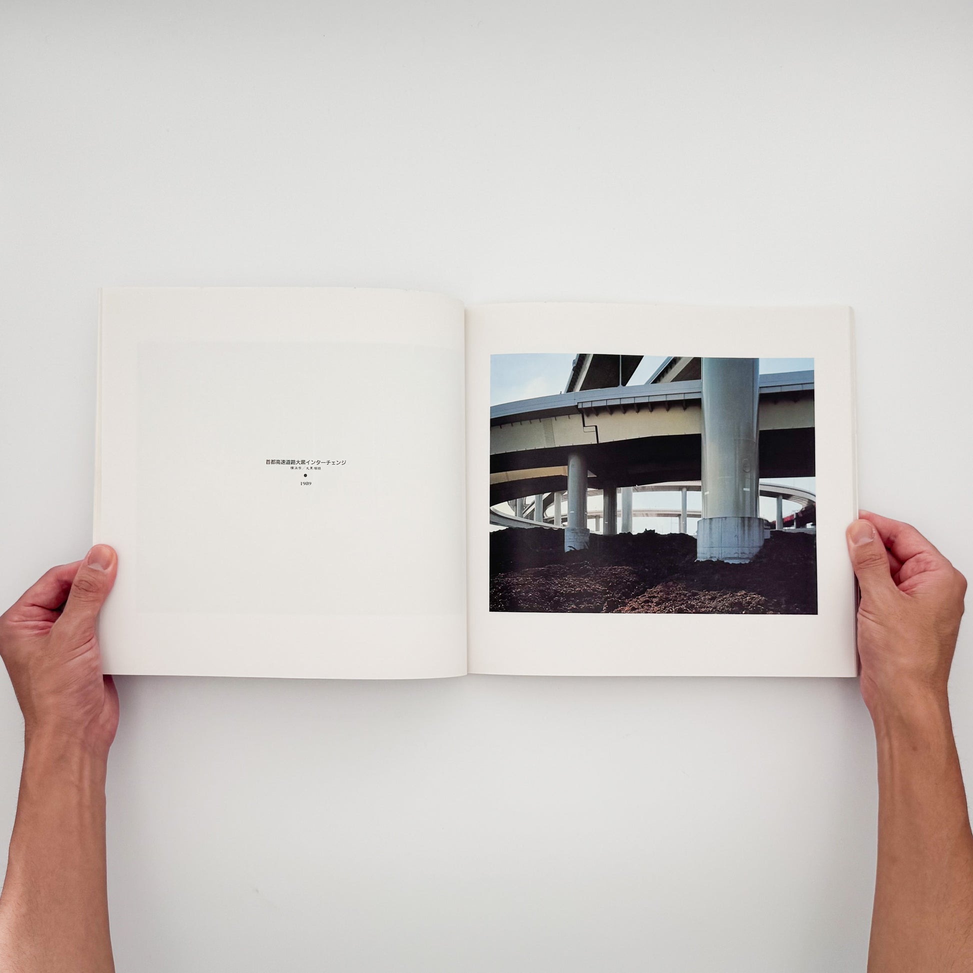 小林伸一郎『Tokyo Bay Side』。1980年代の東京湾岸に広がる工場、建設現場、解体を待つ設備などを大型カメラで撮影した1991年刊の写真集。