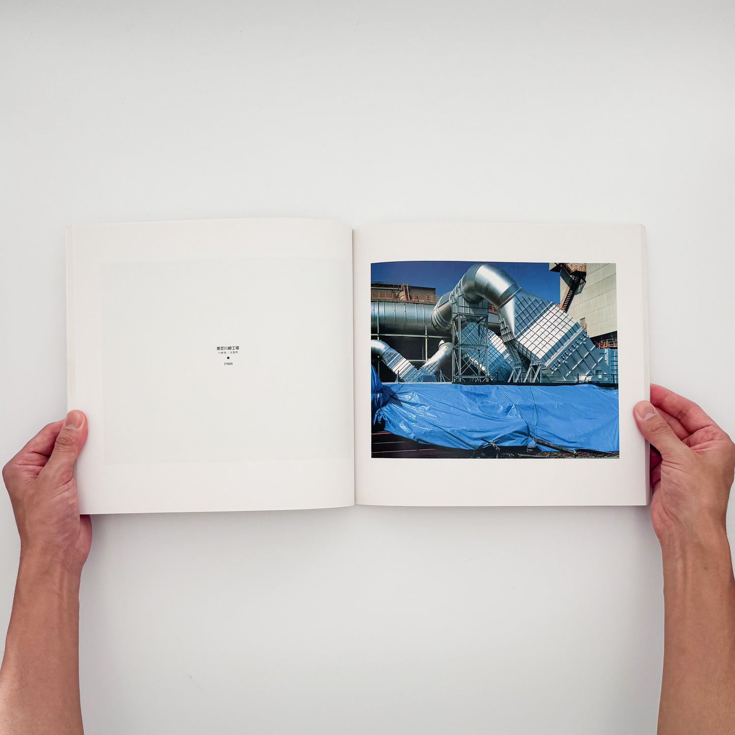 小林伸一郎『Tokyo Bay Side』。1980年代の東京湾岸に広がる工場、建設現場、解体を待つ設備などを大型カメラで撮影した1991年刊の写真集。