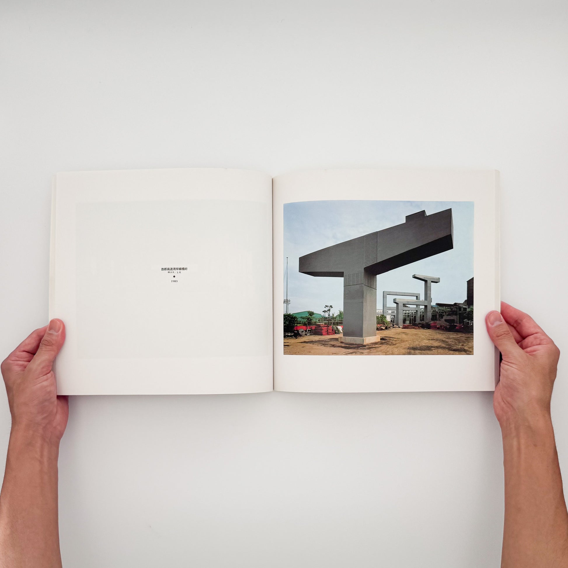 小林伸一郎『Tokyo Bay Side』。1980年代の東京湾岸に広がる工場、建設現場、解体を待つ設備などを大型カメラで撮影した1991年刊の写真集。