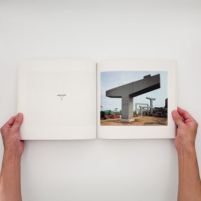 小林伸一郎『Tokyo Bay Side』。1980年代の東京湾岸に広がる工場、建設現場、解体を待つ設備などを大型カメラで撮影した1991年刊の写真集。