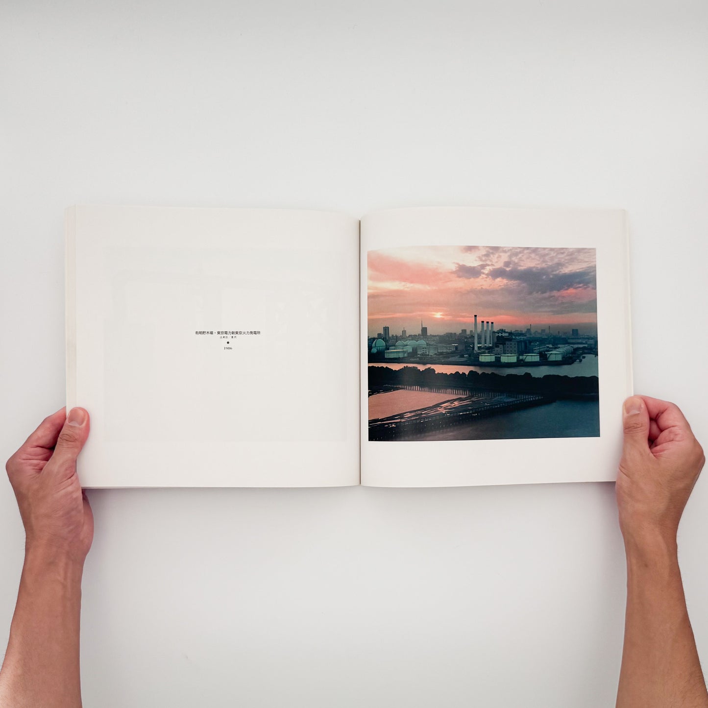 小林伸一郎『Tokyo Bay Side』。1980年代の東京湾岸に広がる工場、建設現場、解体を待つ設備などを大型カメラで撮影した1991年刊の写真集。