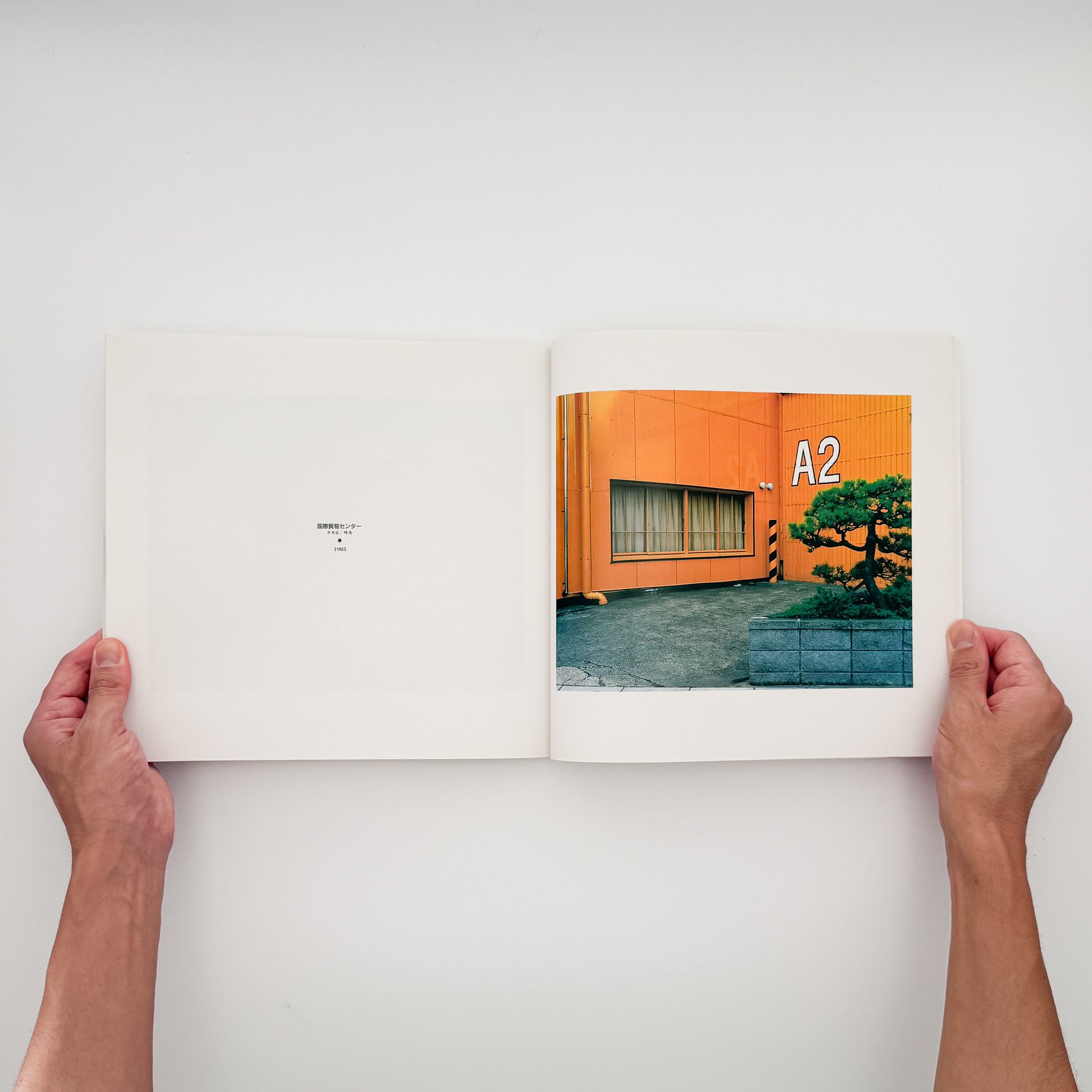小林伸一郎『Tokyo Bay Side』。1980年代の東京湾岸に広がる工場、建設現場、解体を待つ設備などを大型カメラで撮影した1991年刊の写真集。
