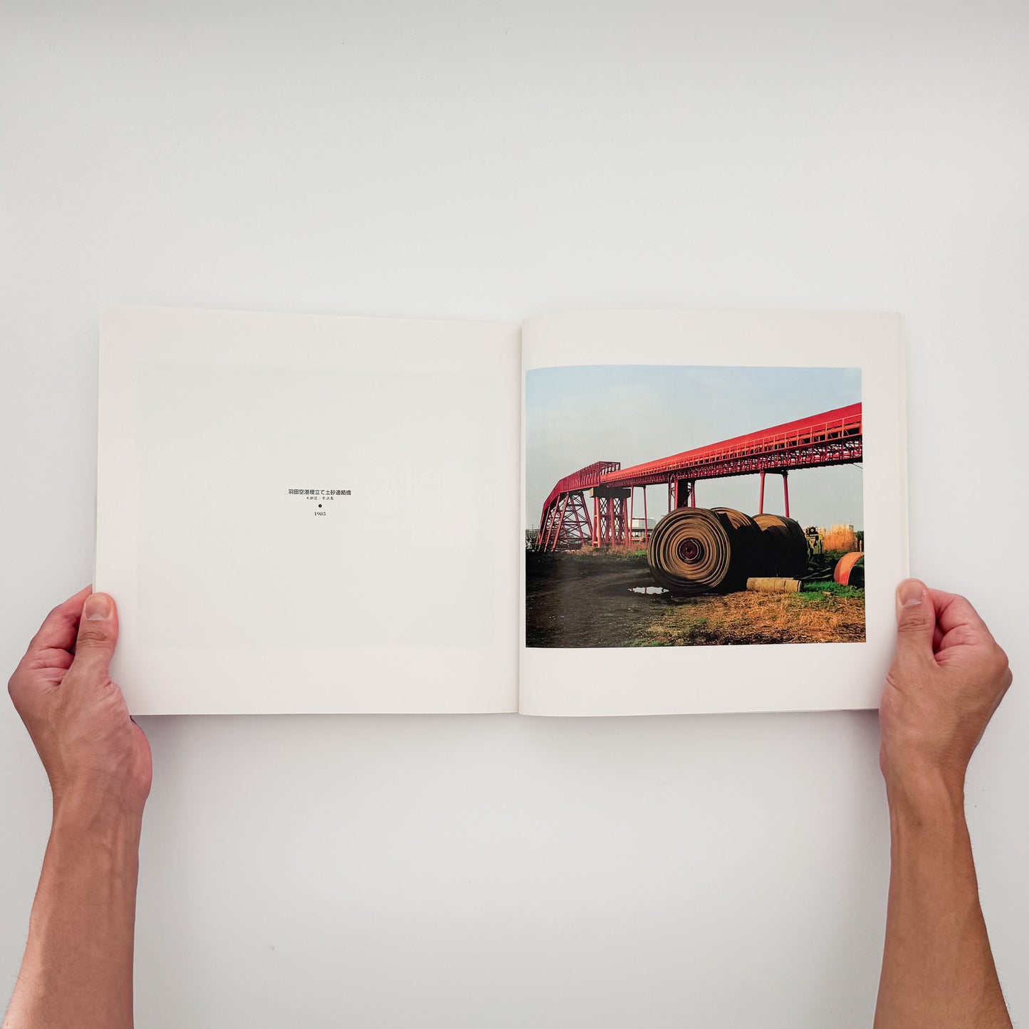小林伸一郎『Tokyo Bay Side』。1980年代の東京湾岸に広がる工場、建設現場、解体を待つ設備などを大型カメラで撮影した1991年刊の写真集。
