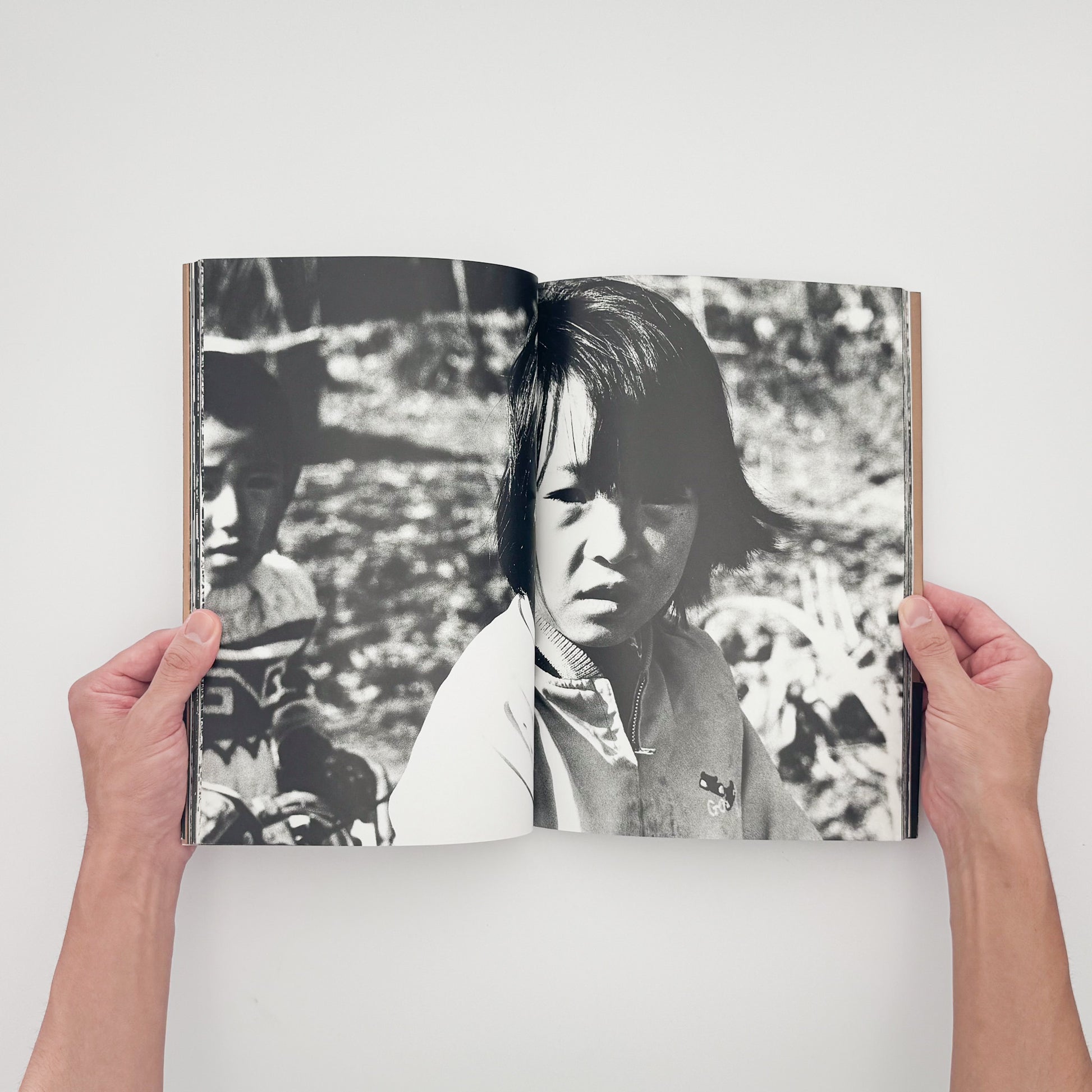中平卓馬『ADIEU A X』。病後に再び続けた撮影によるモノクロ作品と自身のテキストを収録した、1989年河出書房新社刊の初版写真集。