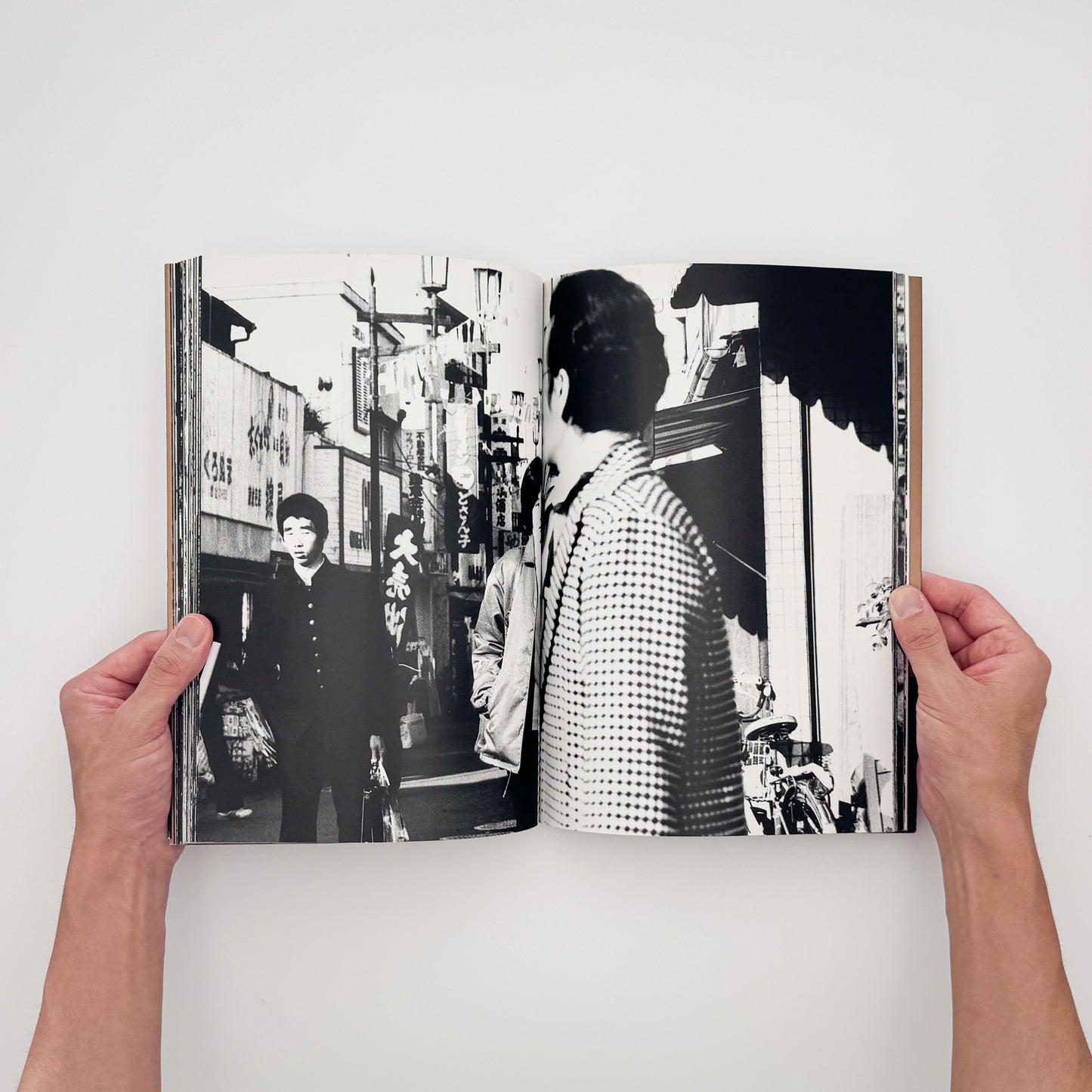 中平卓馬『ADIEU A X』。病後に再び続けた撮影によるモノクロ作品と自身のテキストを収録した、1989年河出書房新社刊の初版写真集。