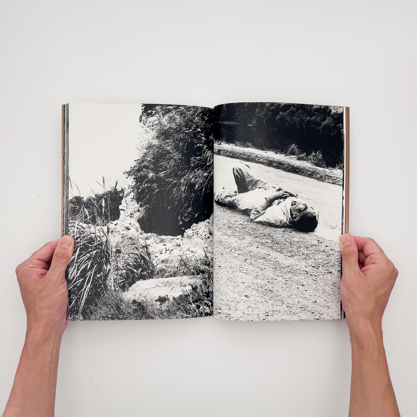 中平卓馬『ADIEU A X』。病後に再び続けた撮影によるモノクロ作品と自身のテキストを収録した、1989年河出書房新社刊の初版写真集。