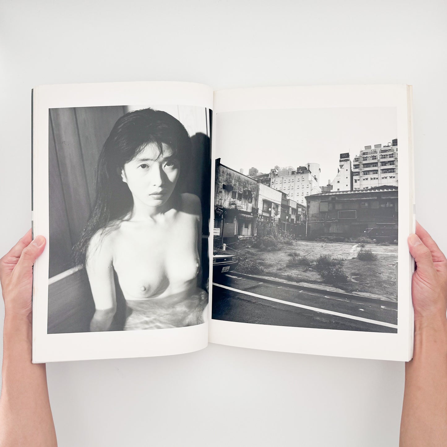 荒木経惟『TOKYO NUDE』。1989年の東京の都市風景と女性のヌードを見開きで構成した、マザーブレーン刊・初版第1刷の大型写真集。