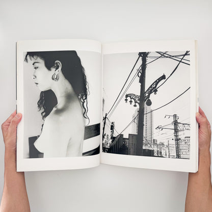 荒木経惟『TOKYO NUDE』。1989年の東京の都市風景と女性のヌードを見開きで構成した、マザーブレーン刊・初版第1刷の大型写真集。