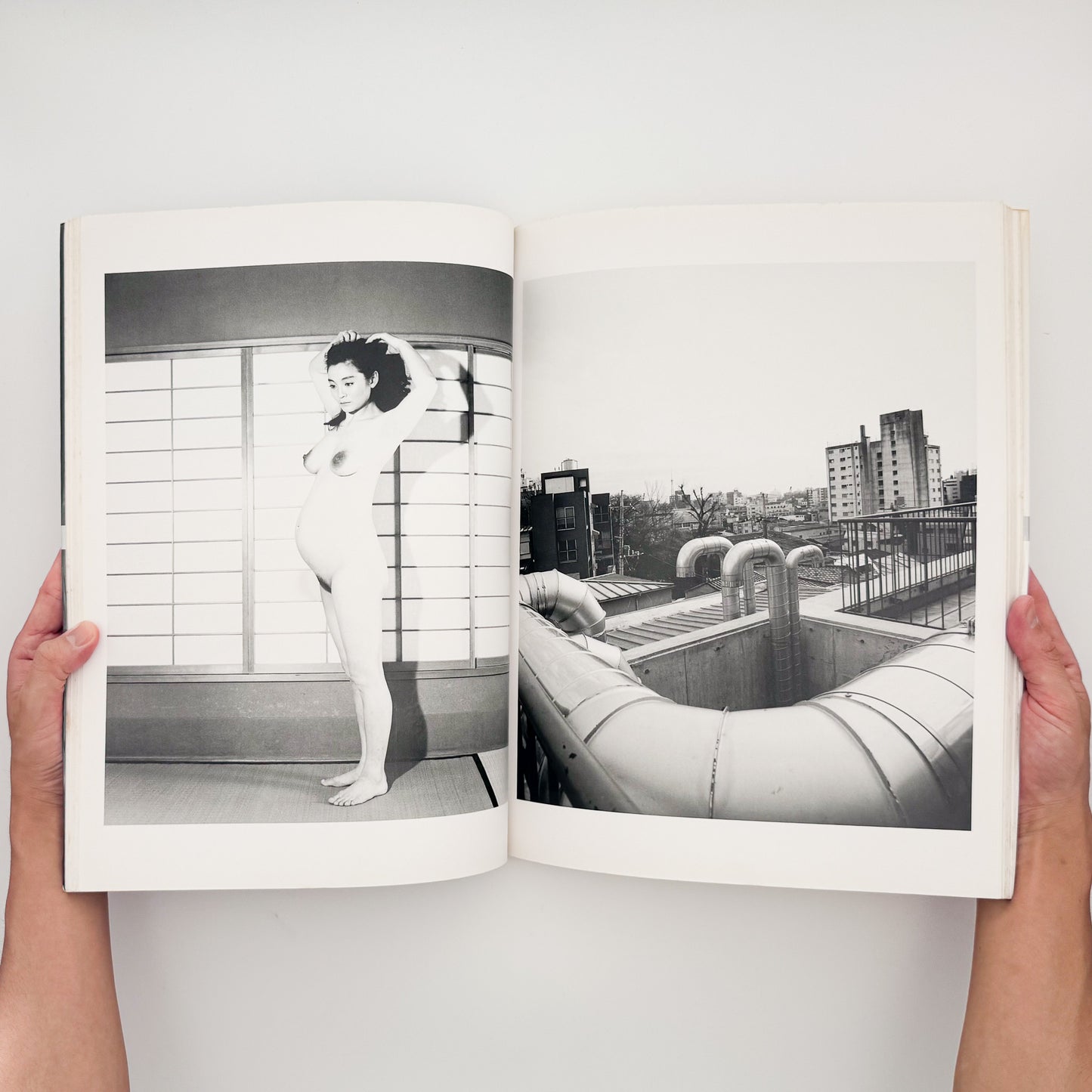 荒木経惟『TOKYO NUDE』。1989年の東京の都市風景と女性のヌードを見開きで構成した、マザーブレーン刊・初版第1刷の大型写真集。