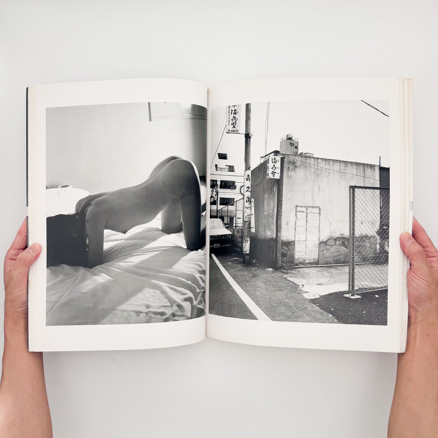 荒木経惟『TOKYO NUDE』。1989年の東京の都市風景と女性のヌードを見開きで構成した、マザーブレーン刊・初版第1刷の大型写真集。