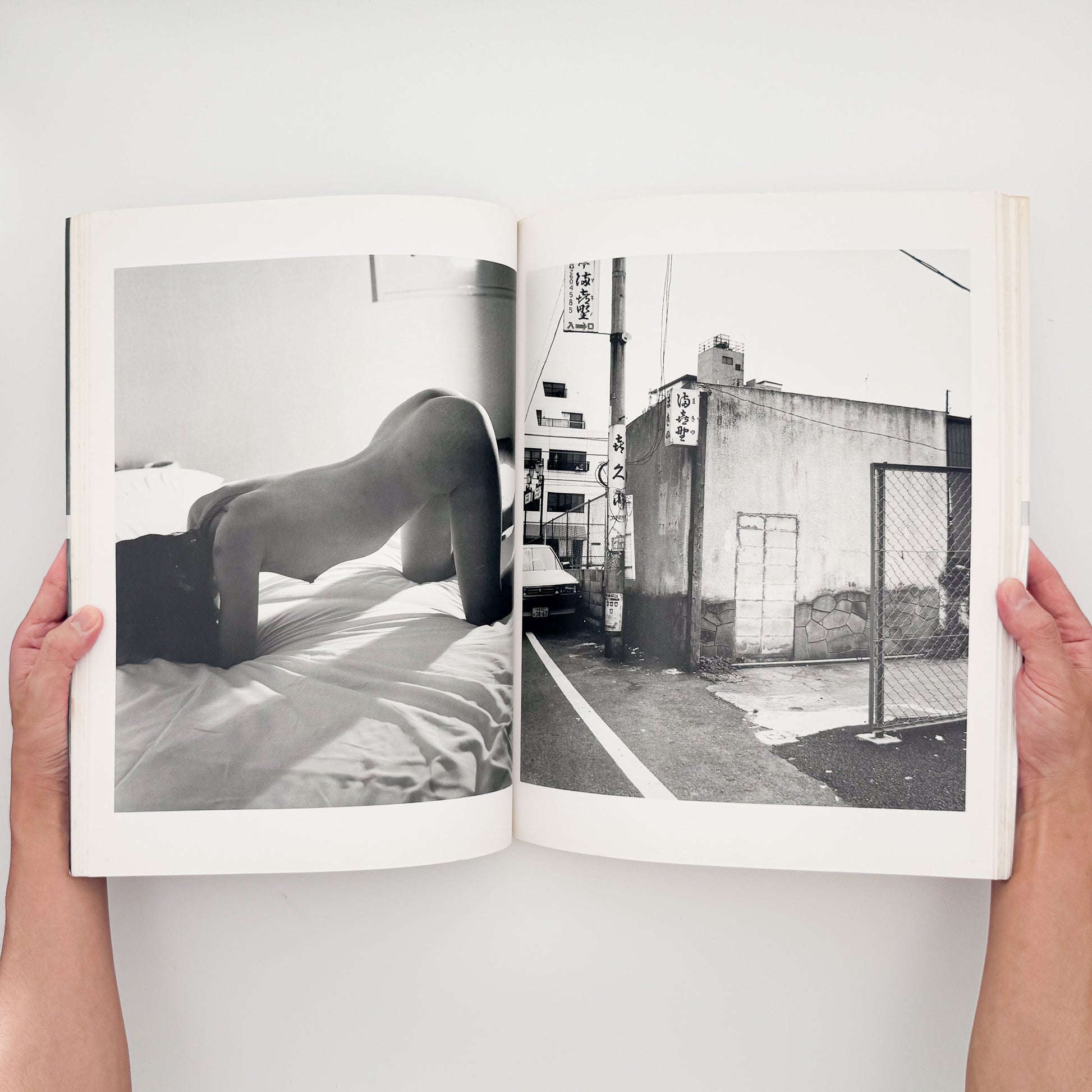 荒木経惟『TOKYO NUDE』。1989年の東京の都市風景と女性のヌードを見開きで構成した、マザーブレーン刊・初版第1刷の大型写真集。