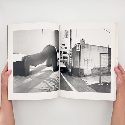 荒木経惟『TOKYO NUDE』。1989年の東京の都市風景と女性のヌードを見開きで構成した、マザーブレーン刊・初版第1刷の大型写真集。