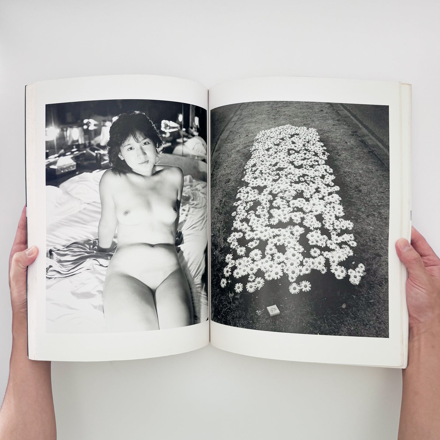 荒木経惟『TOKYO NUDE』。1989年の東京の都市風景と女性のヌードを見開きで構成した、マザーブレーン刊・初版第1刷の大型写真集。