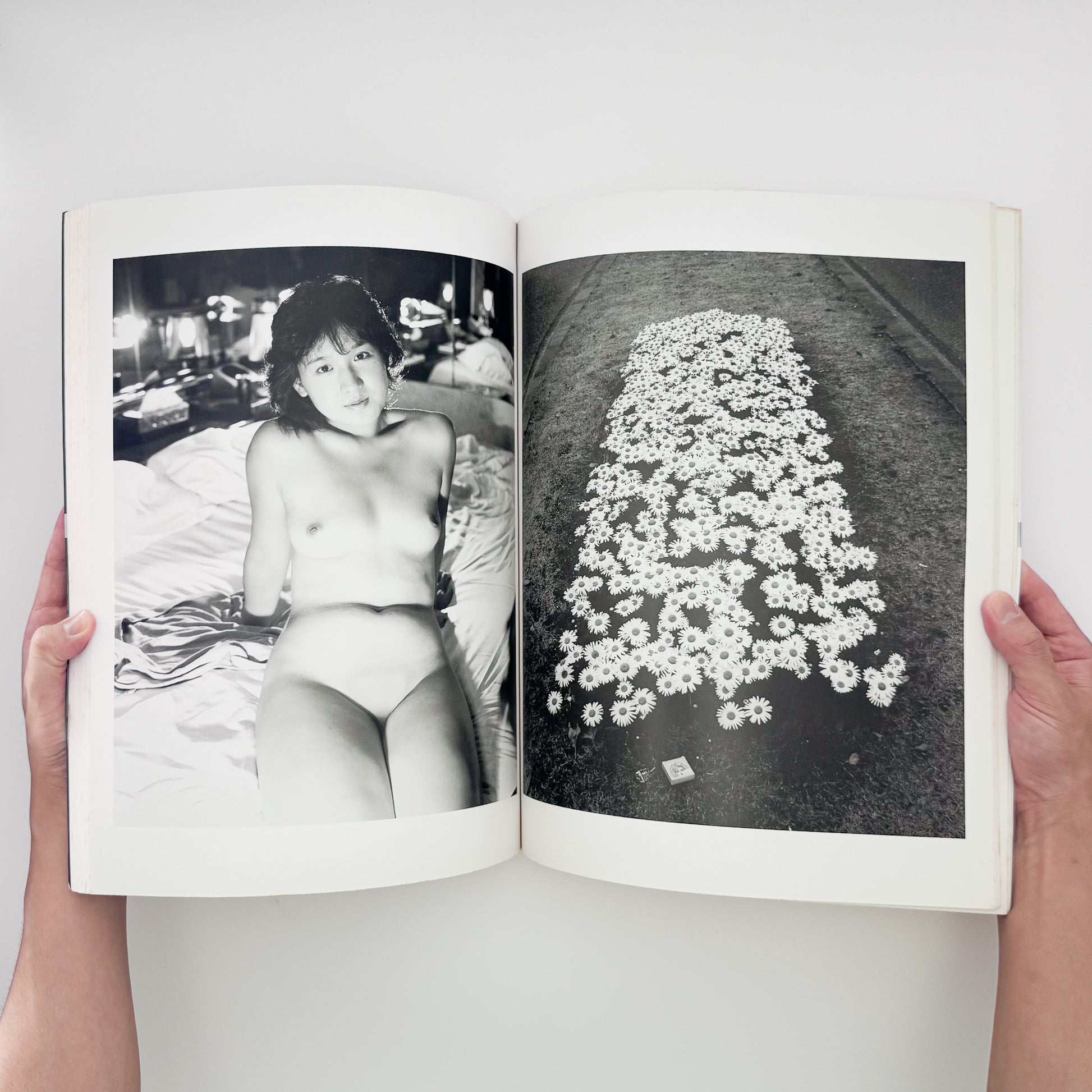 荒木経惟『TOKYO NUDE』。1989年の東京の都市風景と女性のヌードを見開きで構成した、マザーブレーン刊・初版第1刷の大型写真集。