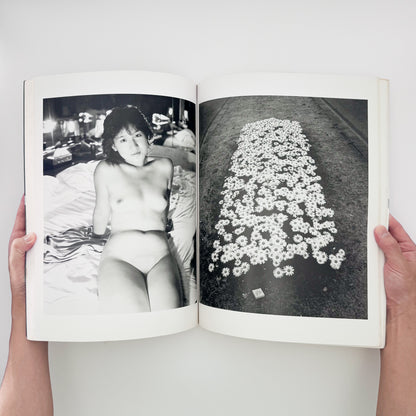 荒木経惟『TOKYO NUDE』。1989年の東京の都市風景と女性のヌードを見開きで構成した、マザーブレーン刊・初版第1刷の大型写真集。