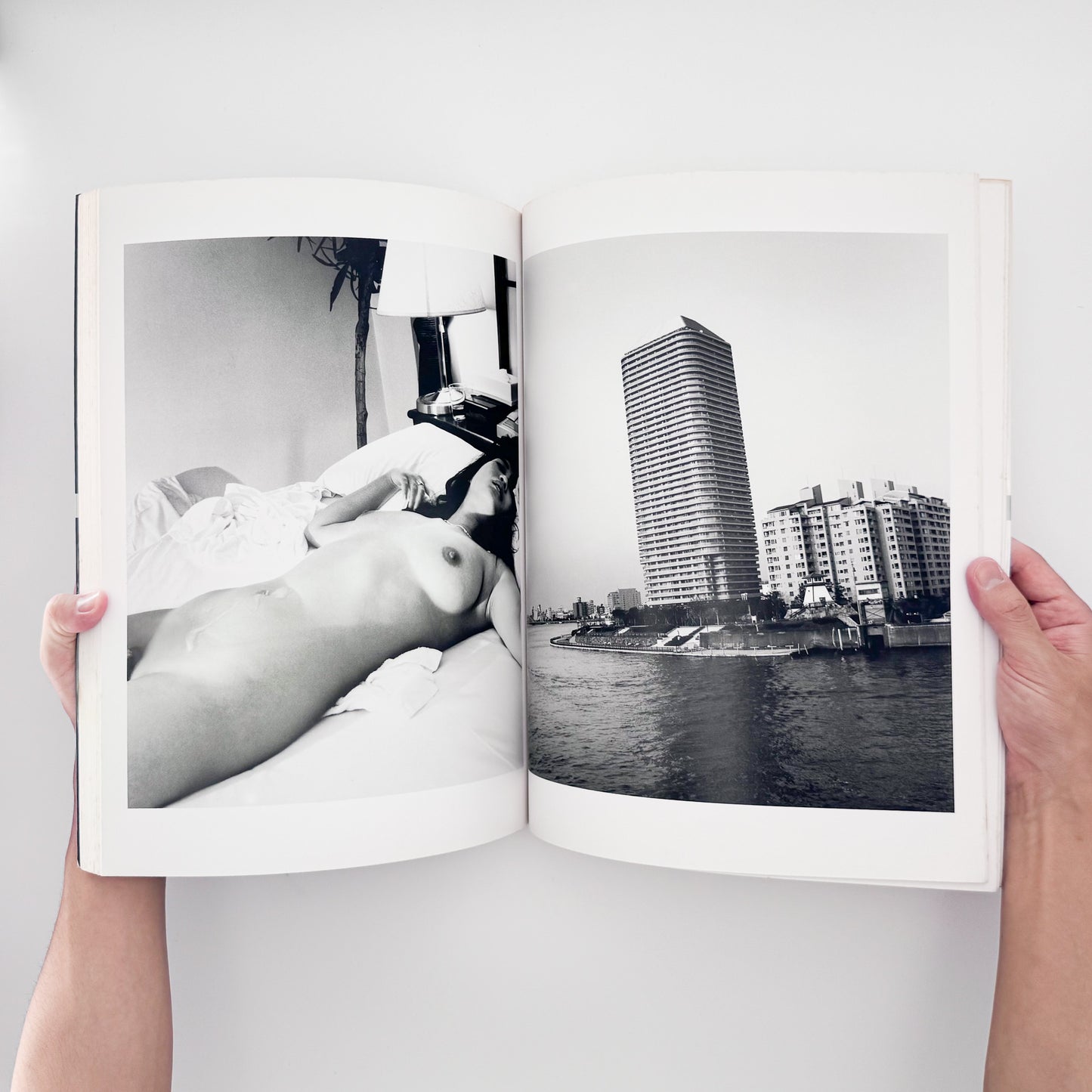 荒木経惟『TOKYO NUDE』。1989年の東京の都市風景と女性のヌードを見開きで構成した、マザーブレーン刊・初版第1刷の大型写真集。