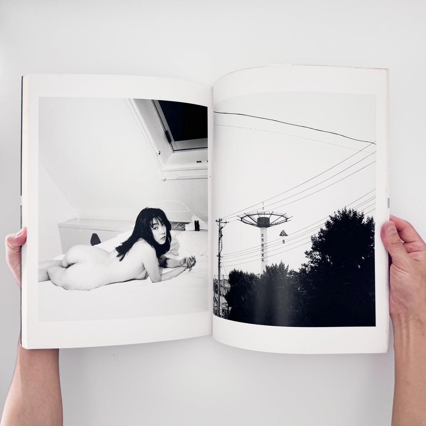 荒木経惟『TOKYO NUDE』。1989年の東京の都市風景と女性のヌードを見開きで構成した、マザーブレーン刊・初版第1刷の大型写真集。