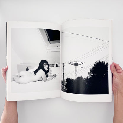 荒木経惟『TOKYO NUDE』。1989年の東京の都市風景と女性のヌードを見開きで構成した、マザーブレーン刊・初版第1刷の大型写真集。
