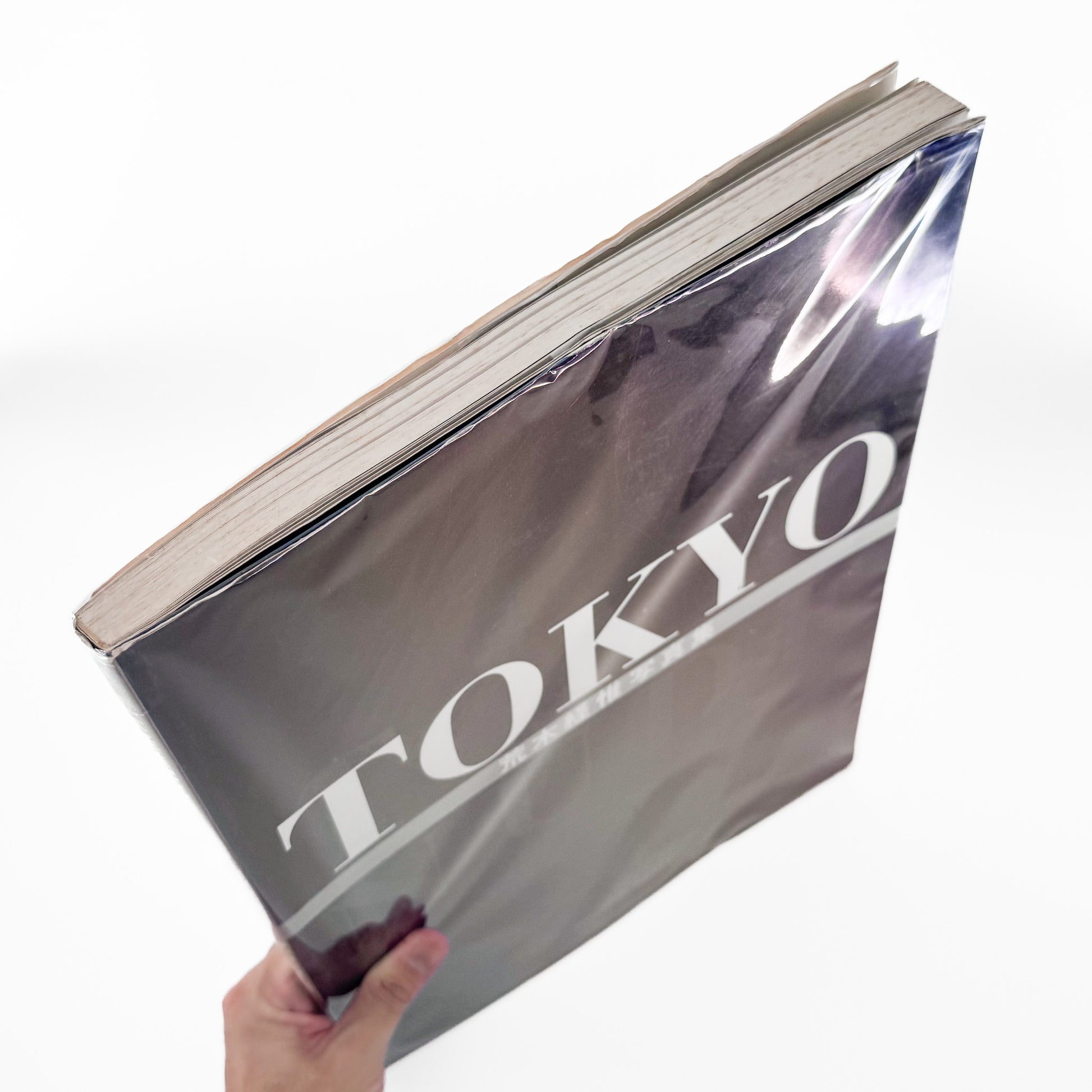 荒木経惟『TOKYO NUDE』。1989年の東京の都市風景と女性のヌードを見開きで構成した、マザーブレーン刊・初版第1刷の大型写真集。