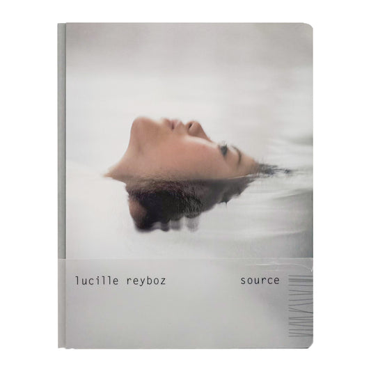 Lucille Reyboz『Source : 源』。日本の温泉を舞台に、人の身体と湯、岩、森などの自然との関係を撮影した2007年刊の写真集。