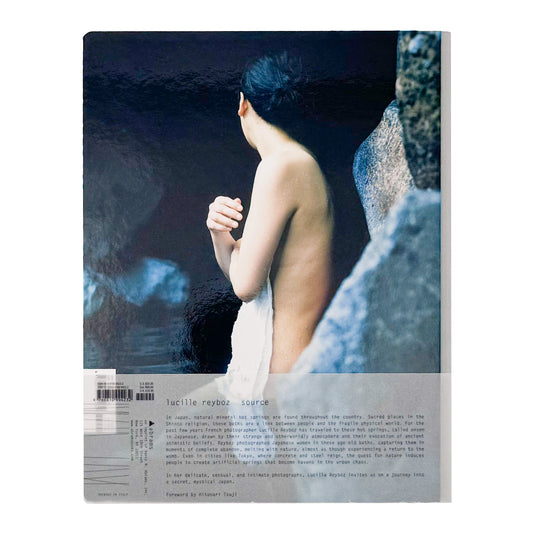 Lucille Reyboz『Source : 源』。日本の温泉を舞台に、人の身体と湯、岩、森などの自然との関係を撮影した2007年刊の写真集。