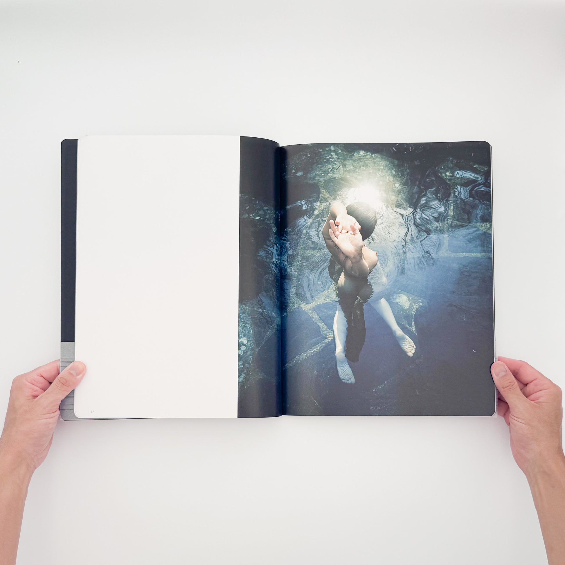 Lucille Reyboz『Source : 源』。日本の温泉を舞台に、人の身体と湯、岩、森などの自然との関係を撮影した2007年刊の写真集。
