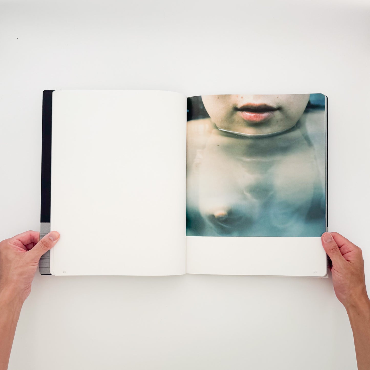Lucille Reyboz『Source : 源』。日本の温泉を舞台に、人の身体と湯、岩、森などの自然との関係を撮影した2007年刊の写真集。