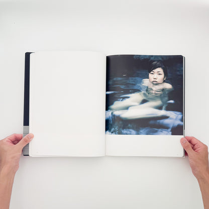 Lucille Reyboz『Source : 源』。日本の温泉を舞台に、人の身体と湯、岩、森などの自然との関係を撮影した2007年刊の写真集。