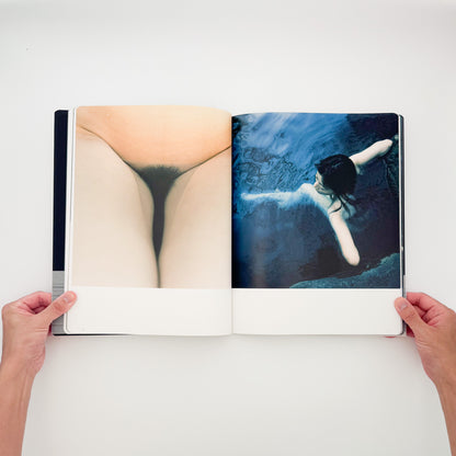 Lucille Reyboz『Source : 源』。日本の温泉を舞台に、人の身体と湯、岩、森などの自然との関係を撮影した2007年刊の写真集。