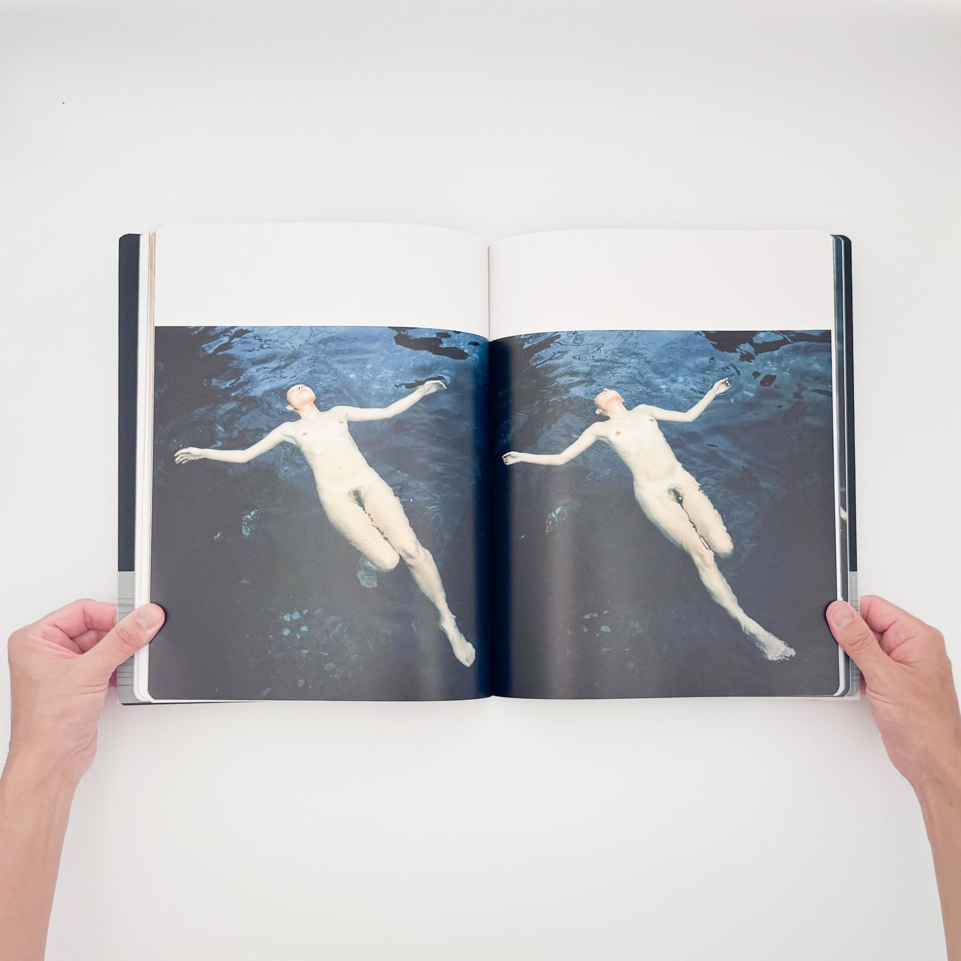 Lucille Reyboz『Source : 源』。日本の温泉を舞台に、人の身体と湯、岩、森などの自然との関係を撮影した2007年刊の写真集。