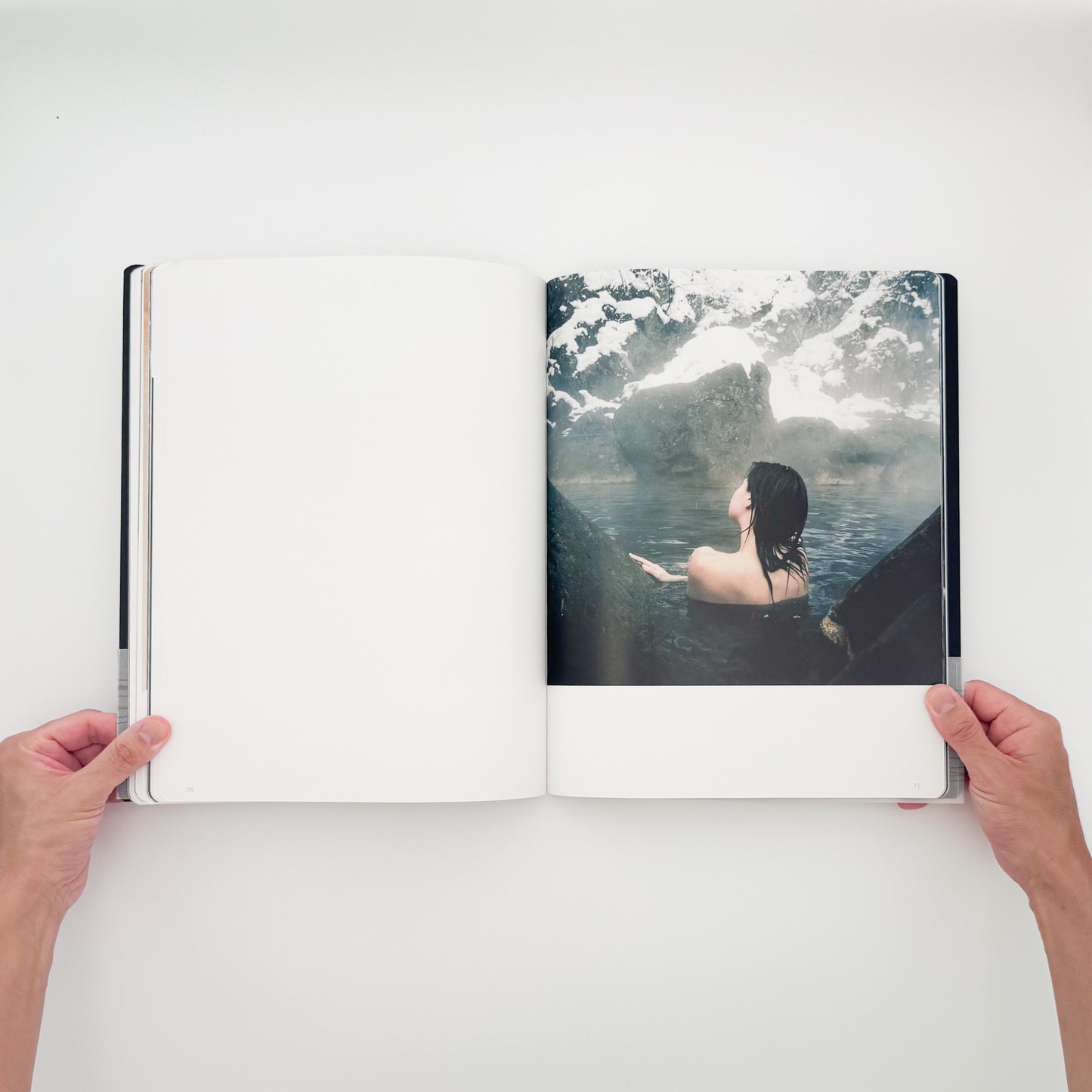 Lucille Reyboz『Source : 源』。日本の温泉を舞台に、人の身体と湯、岩、森などの自然との関係を撮影した2007年刊の写真集。