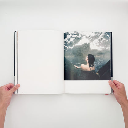 Lucille Reyboz『Source : 源』。日本の温泉を舞台に、人の身体と湯、岩、森などの自然との関係を撮影した2007年刊の写真集。