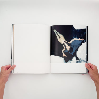 Lucille Reyboz『Source : 源』。日本の温泉を舞台に、人の身体と湯、岩、森などの自然との関係を撮影した2007年刊の写真集。
