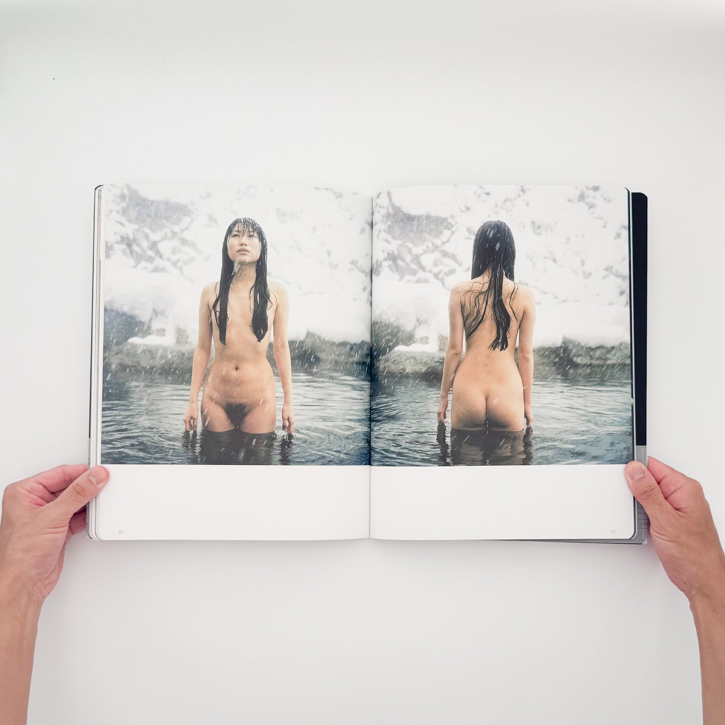 Lucille Reyboz『Source : 源』。日本の温泉を舞台に、人の身体と湯、岩、森などの自然との関係を撮影した2007年刊の写真集。