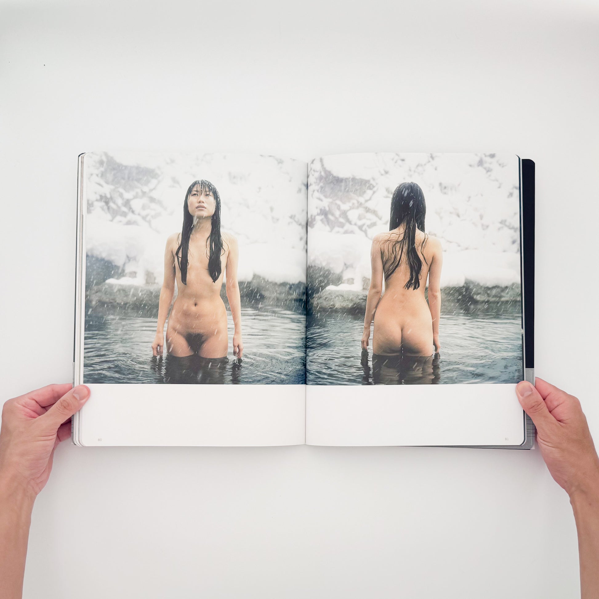 Lucille Reyboz『Source : 源』。日本の温泉を舞台に、人の身体と湯、岩、森などの自然との関係を撮影した2007年刊の写真集。