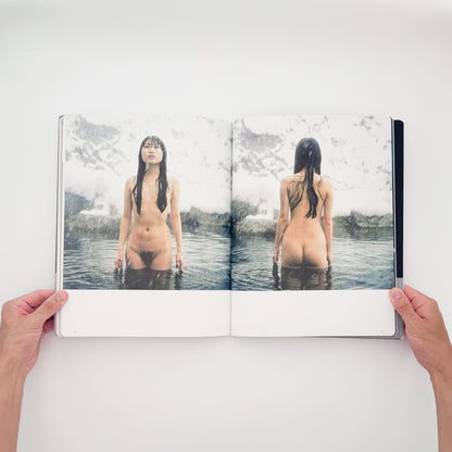 Lucille Reyboz『Source : 源』。日本の温泉を舞台に、人の身体と湯、岩、森などの自然との関係を撮影した2007年刊の写真集。