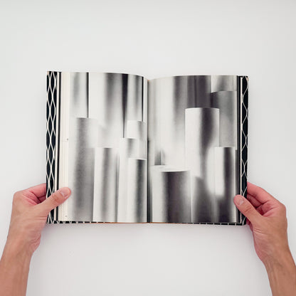 尾川宏『紙のフォルム』。紙を折る、曲げる、切る、組むことで生まれる立体造形と制作方法を収録した、1967年求龍堂刊・初版。函、カバー、実物型紙付き。