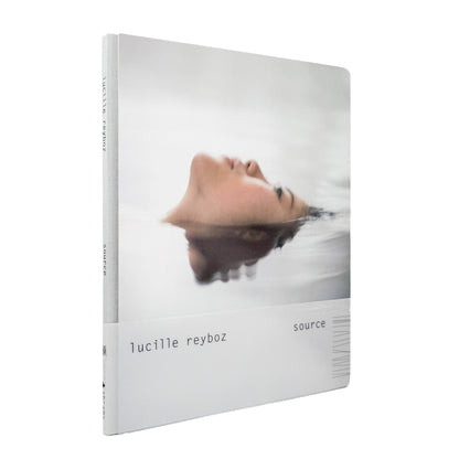 Lucille Reyboz『Source : 源』。日本の温泉を舞台に、人の身体と湯、岩、森などの自然との関係を撮影した2007年刊の写真集。