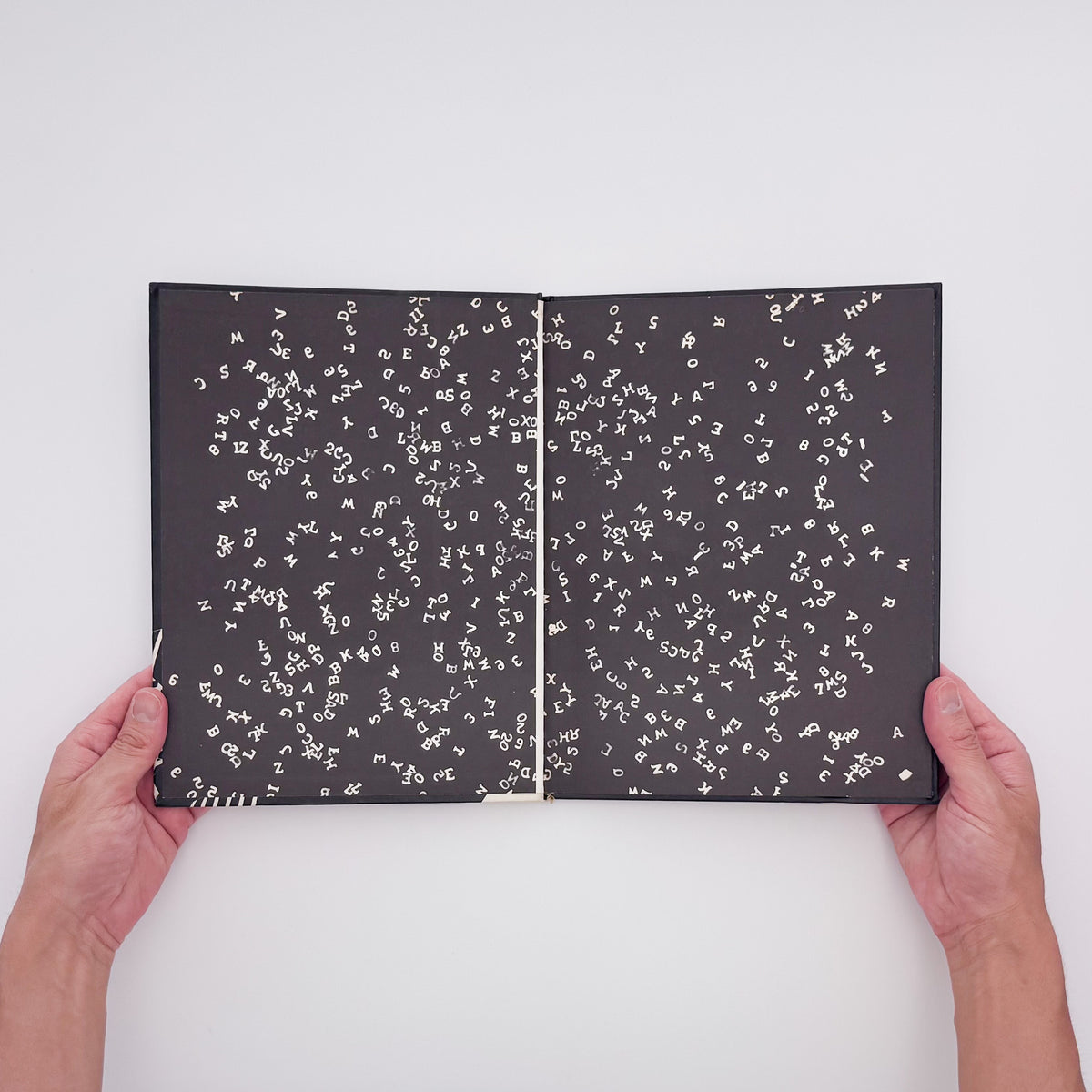 Tana Hoban『Shapes and Things』。身近な物をフォトグラムで白黒の形として捉えた、1970年Macmillan刊の言葉のない写真絵本。