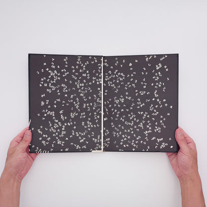 Tana Hoban『Shapes and Things』。身近な物をフォトグラムで白黒の形として捉えた、1970年Macmillan刊の言葉のない写真絵本。