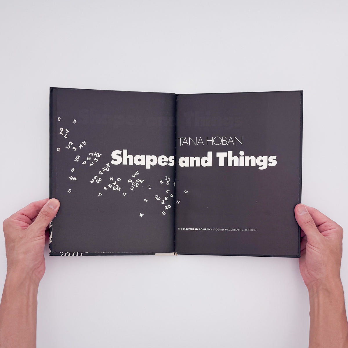 Tana Hoban『Shapes and Things』。身近な物をフォトグラムで白黒の形として捉えた、1970年Macmillan刊の言葉のない写真絵本。