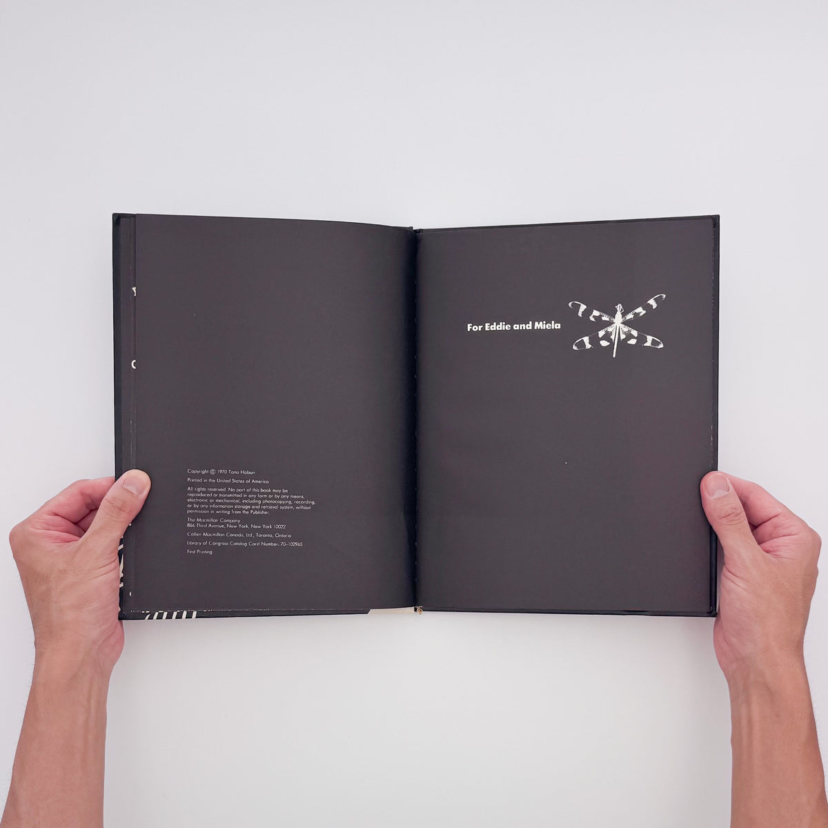 Tana Hoban『Shapes and Things』。身近な物をフォトグラムで白黒の形として捉えた、1970年Macmillan刊の言葉のない写真絵本。