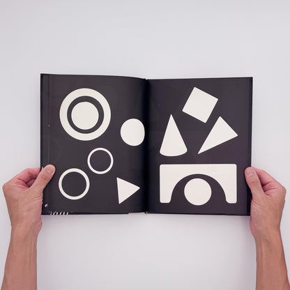 Tana Hoban『Shapes and Things』。身近な物をフォトグラムで白黒の形として捉えた、1970年Macmillan刊の言葉のない写真絵本。