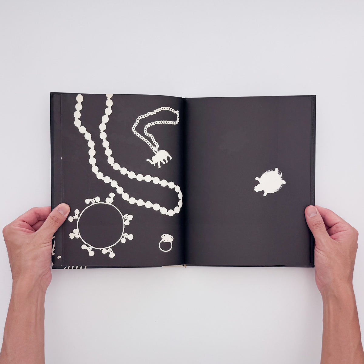 Tana Hoban『Shapes and Things』。身近な物をフォトグラムで白黒の形として捉えた、1970年Macmillan刊の言葉のない写真絵本。