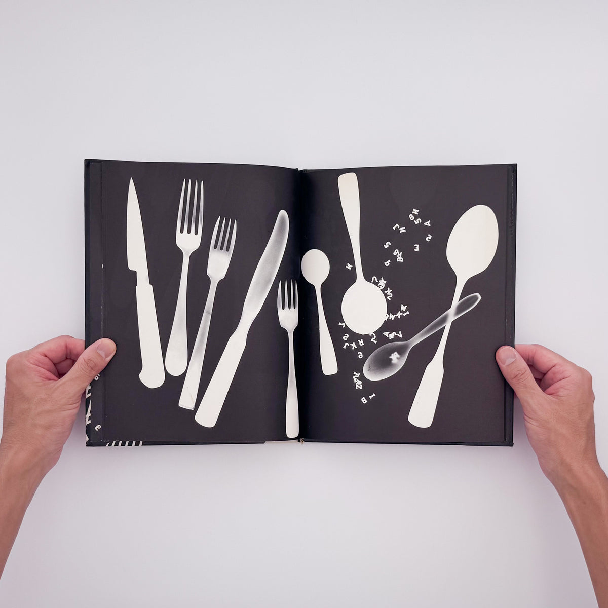 Tana Hoban『Shapes and Things』。身近な物をフォトグラムで白黒の形として捉えた、1970年Macmillan刊の言葉のない写真絵本。