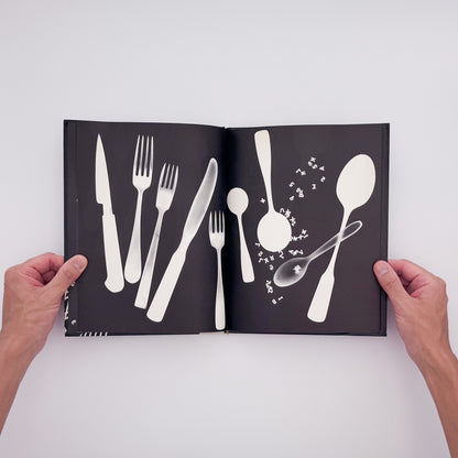 Tana Hoban『Shapes and Things』。身近な物をフォトグラムで白黒の形として捉えた、1970年Macmillan刊の言葉のない写真絵本。