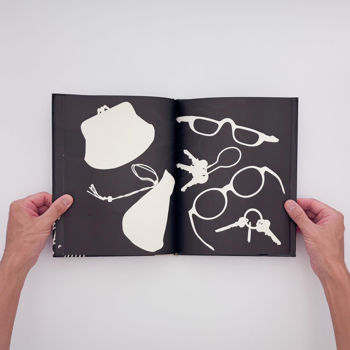Tana Hoban『Shapes and Things』。身近な物をフォトグラムで白黒の形として捉えた、1970年Macmillan刊の言葉のない写真絵本。