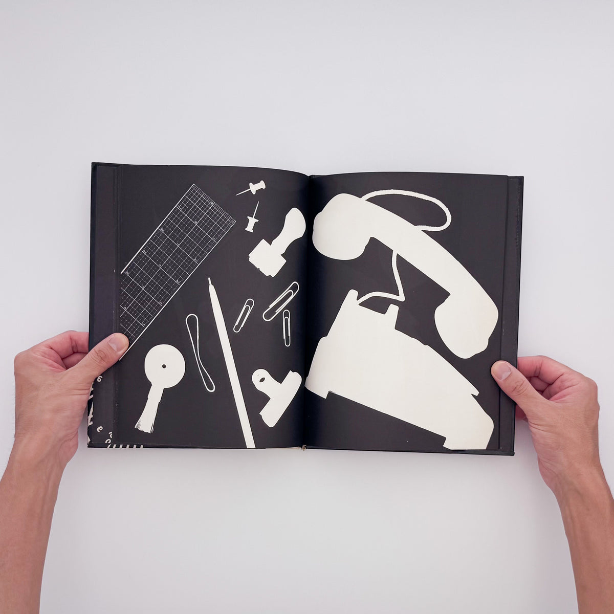 Tana Hoban『Shapes and Things』。身近な物をフォトグラムで白黒の形として捉えた、1970年Macmillan刊の言葉のない写真絵本。