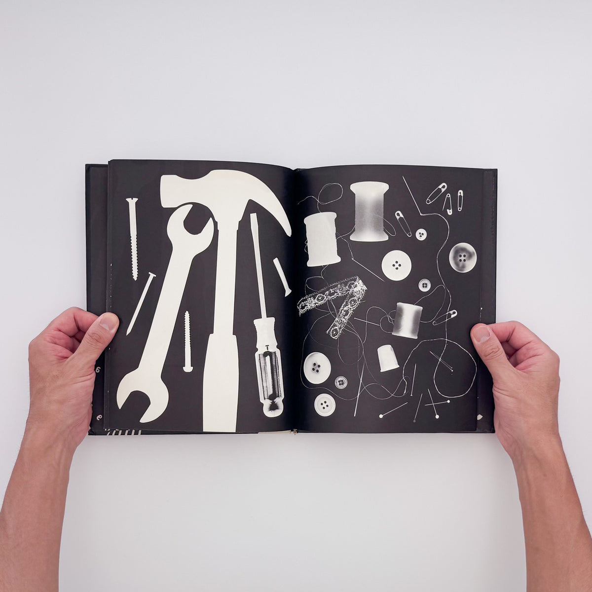 Tana Hoban『Shapes and Things』。身近な物をフォトグラムで白黒の形として捉えた、1970年Macmillan刊の言葉のない写真絵本。